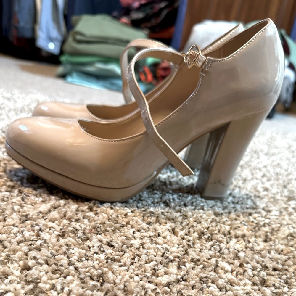 Y-Not nude shiny heels size 8